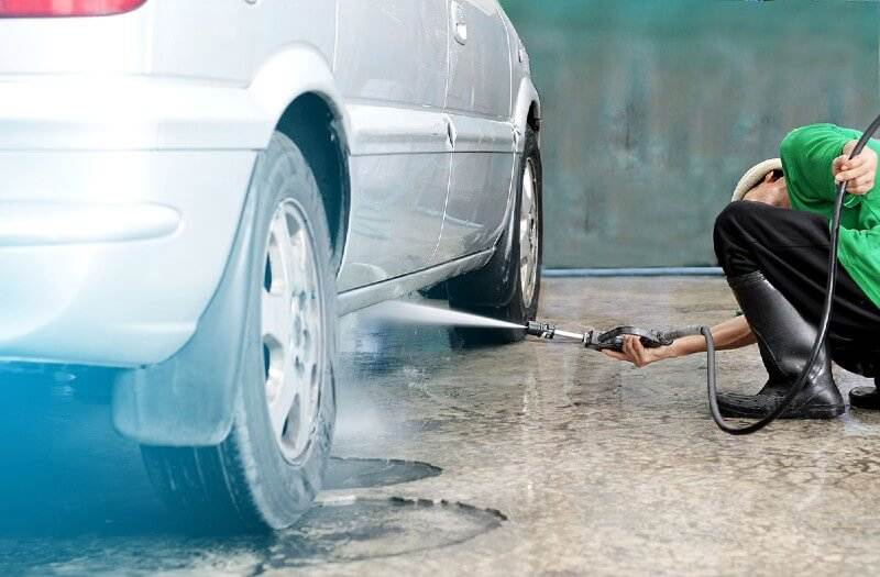 spray-to-clean-car-undercarriage Spray to clean the car undercarriage